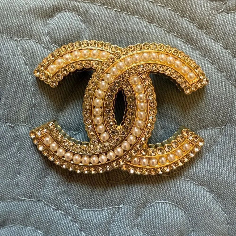 Classic Brooch - Picture 4 of 5